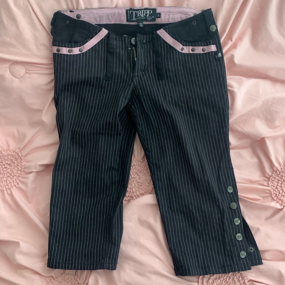 DEADSTOCK TRIPP NYC BLACK AND PINK PINSTRIPE SKULL CAPRIS! SIZE 5
